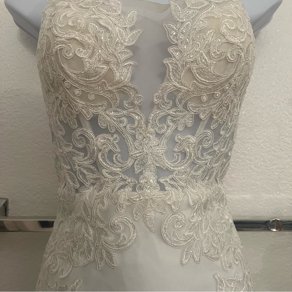 Elegant Lace Embroidered Wedding Dress - Picture 1 of 4